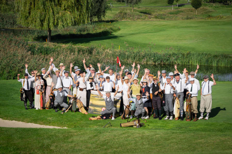 Gruppenfoto von Hickory-Spielern auf einem Golfplatz