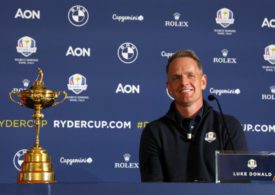 Luke Donald mit dem Ryder Cup bei einer Pressekonferenz