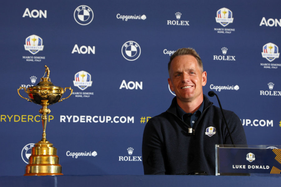 Luke Donald mit dem Ryder Cup bei einer Pressekonferenz