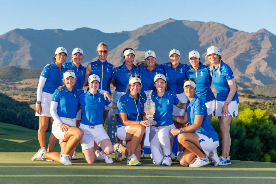 Das europäische Solheim Cup Team mit dem Pokal