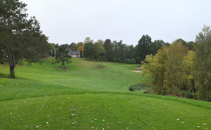 Ein hügeliger Golfplatz mit Clubhaus