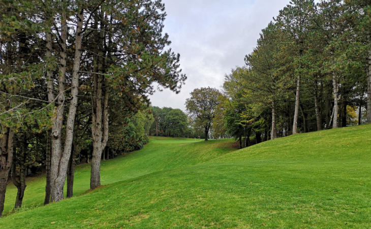 Ein Golfplatz mit viel Gefälle