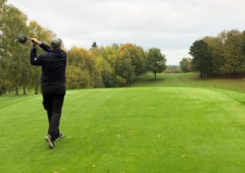 Ein Golfer beim Abschlag auf der Teebox