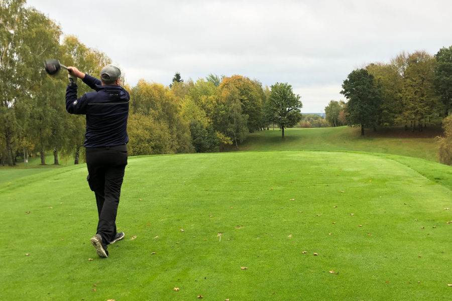 Ein Golfer beim Abschlag auf der Teebox