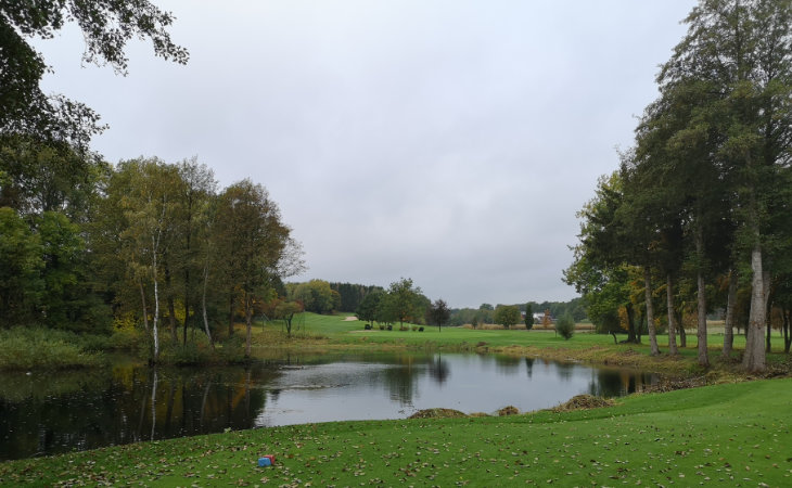 Ein Teich auf einem Golfplatz