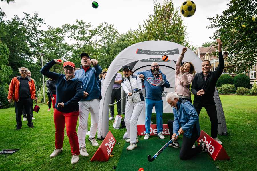 Golfer feiern und werfen verschiedene Bälle in die Luft