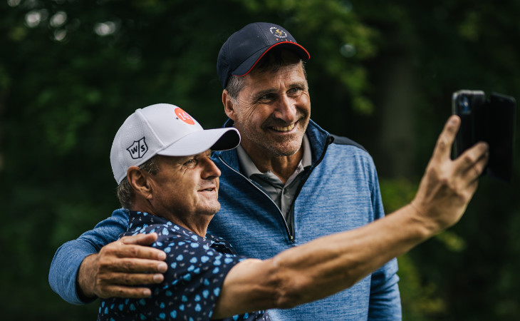 Olympiasieger Lars Riedel beim Selfie mit einem Golfer