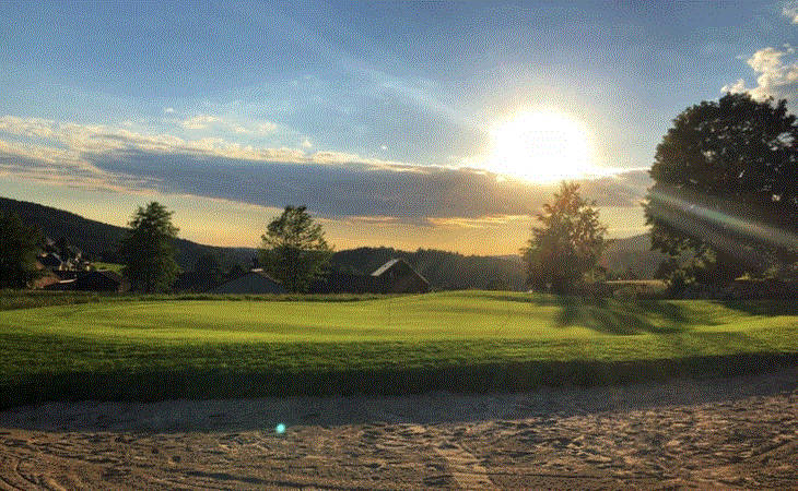 Ein Sonnenuntergang über einem Golfplatz