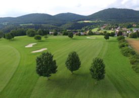 Panorama-Blick auf einen Golfplatz