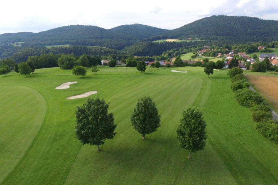 Panorama-Blick auf einen Golfplatz