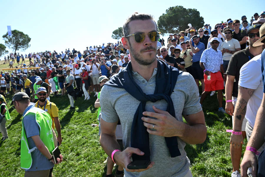 Gareth Bale mit Sonnenbrille im Publikum des Ryder Cups