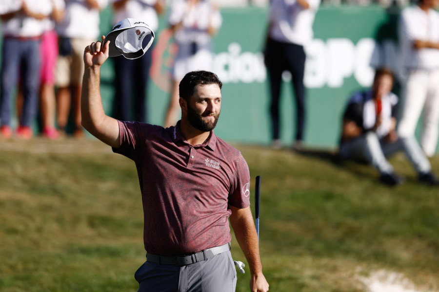 Jon Rahm schwenkt die Kappe