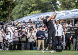 Golfer Keegan Bradley schlägt vor Publikum ab