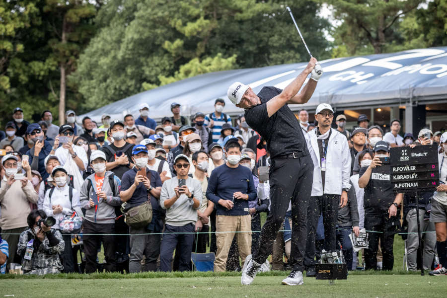 Golfer Keegan Bradley schlägt vor Publikum ab