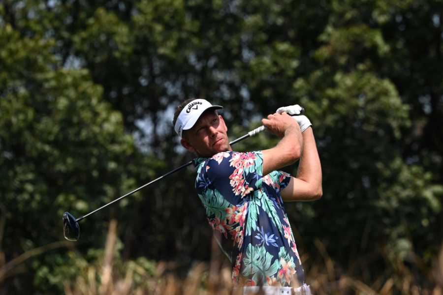 Marcel Siem schlägt ab und schaut dem Golfball hinterher