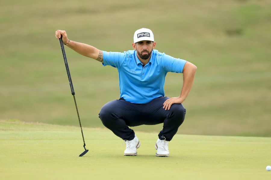 Golfer Matthieu Pavon in der Hocke auf dem Green