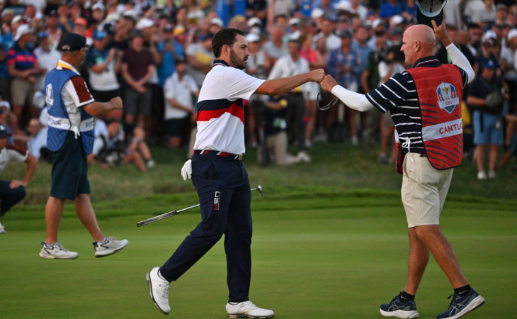 Patrick Cantlay klatscht mit seinem Caddie ab