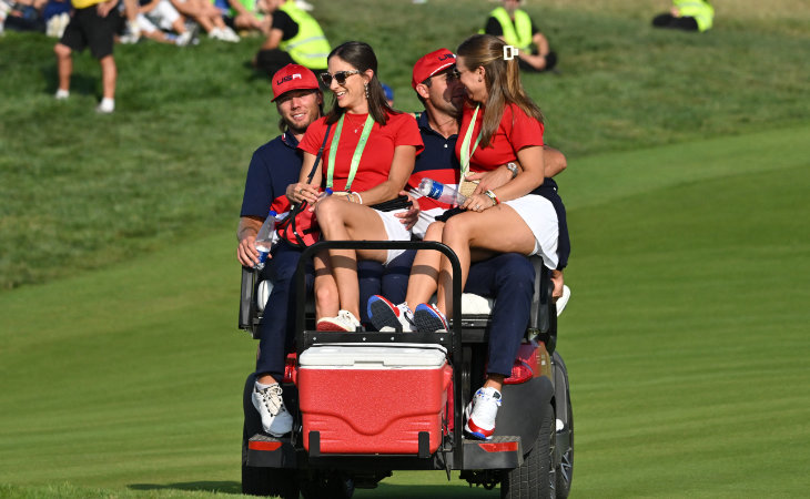 Sam Burns und Scottie Scheffler fahren mit ihren Frauen in einem Golfcart