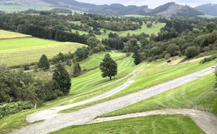 Ein Golfplatz mit viel Gefälle