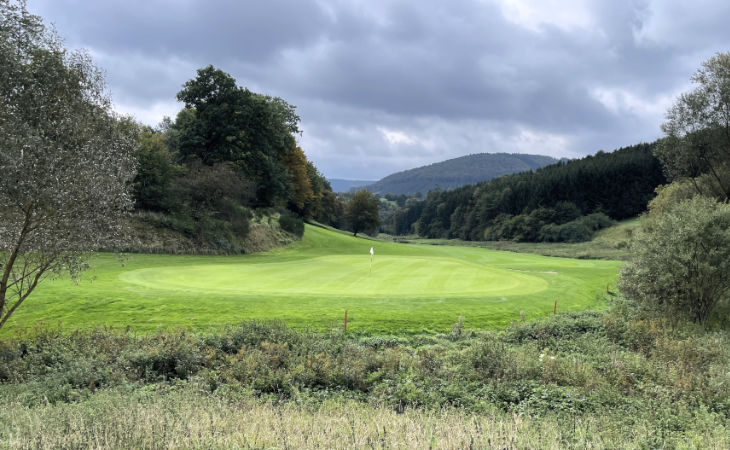 Ein Green auf einem Golfplatz