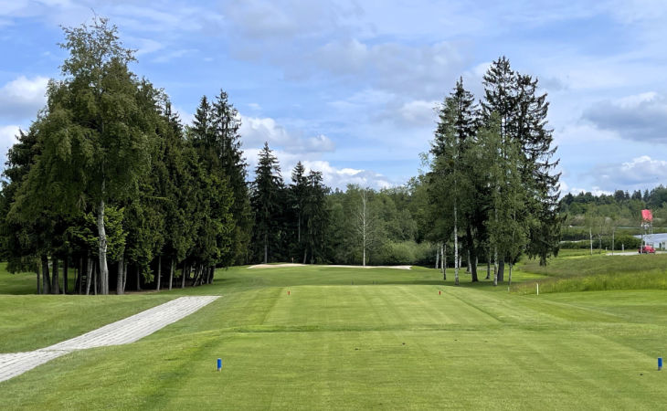 Ein Fairway auf einem Golfplatz