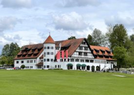 EIn pittoreskes Clubhaus eines Golfclubs