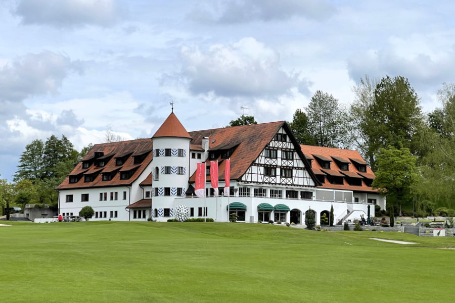 EIn pittoreskes Clubhaus eines Golfclubs