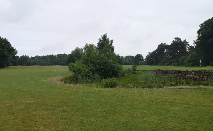 Eine Mauer auf einem Golfplatz