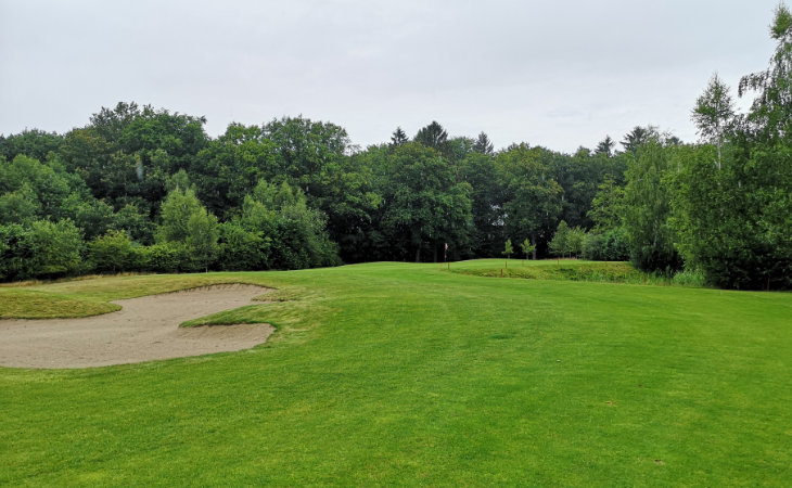 Ein Sandbunker auf einem Golfplatz