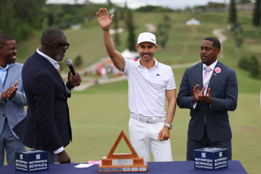 Golfer Camilo Villegas winkt vor einer Trophäe
