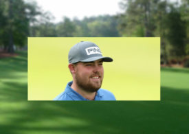Das Porträt eines Golfspielers vor einem unscharfen Golfplatz-Hintergrund