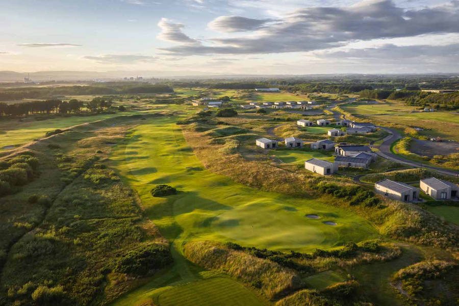 Panorama-Blick auf einen Golfplatz mit Lodges