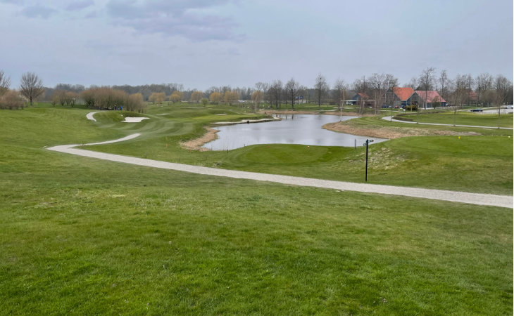 Gehwege und ein See auf einem Golfplatz