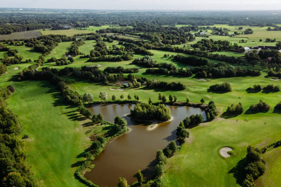 Drohnenaufnahme eines Golfplatzes