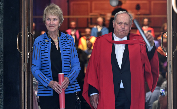 Jack Nicklaus in roter Robe neben seiner Ehefrau