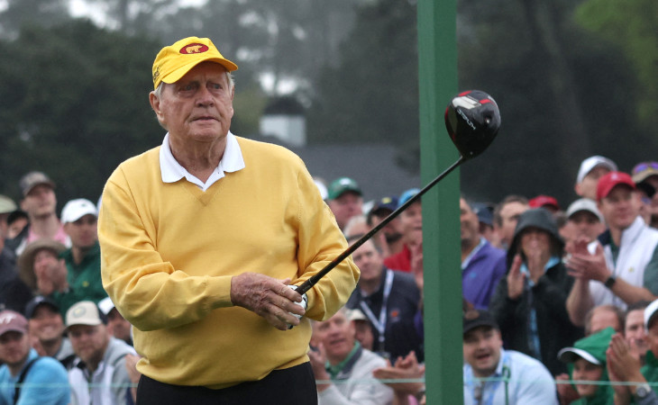 Jack Nicklaus im gelben Pullover schlägt mit dem Driver