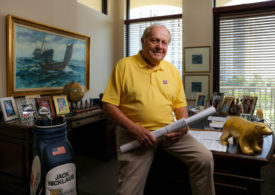 Jack Nicklaus sitzt in seinem Büro
