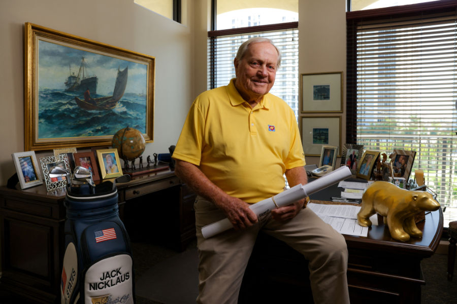 Jack Nicklaus sitzt in seinem Büro