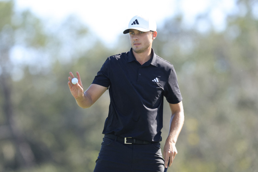 Golfer Ludvig Aberg mit einem Golfball in der Hand