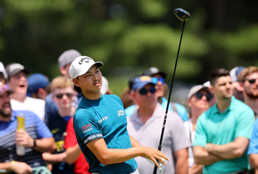 Golfer Min Woo Lee hält den Driver in der Hand und schaut dem geschlagenen Ball hinterher