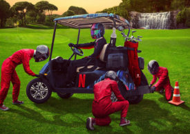 Auf einem Golfplatz arbeitet ein Boxenteam an einem Golfcart