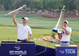 Die Golfer Nicolai Hojgaard und Rory McIlroy stemmen Trophän in die Höhe