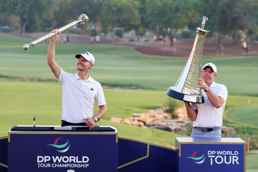 Die Golfer Nicolai Hojgaard und Rory McIlroy stemmen Trophän in die Höhe