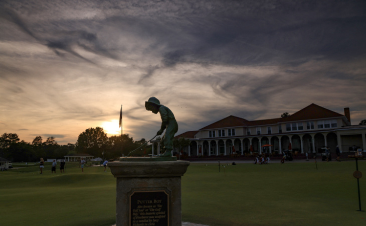 Die berühmte Statue "Putter Boy" vor einem Sonnenuntergang auf dem Pinehurst Golf Resort