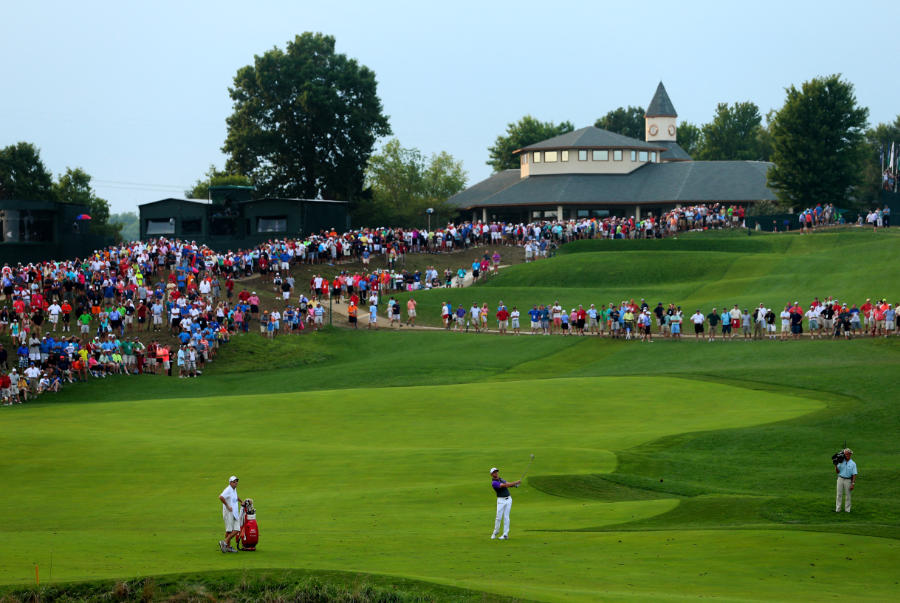 Ein Golfer und Zuschauer in einem schönen Golfclub