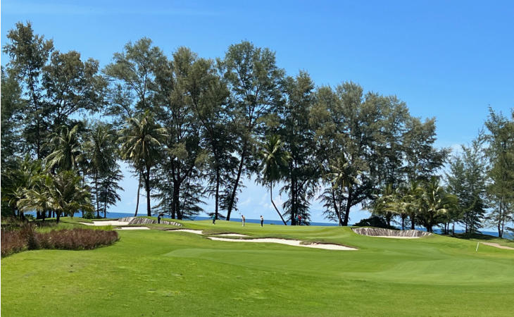 Bäume und Sandbunker auf einem Golfplatz
