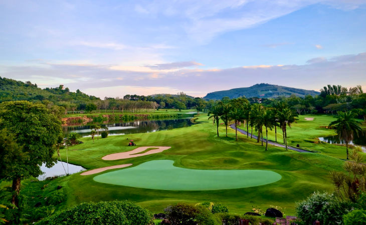 Panoramabild eines Golfplatzes