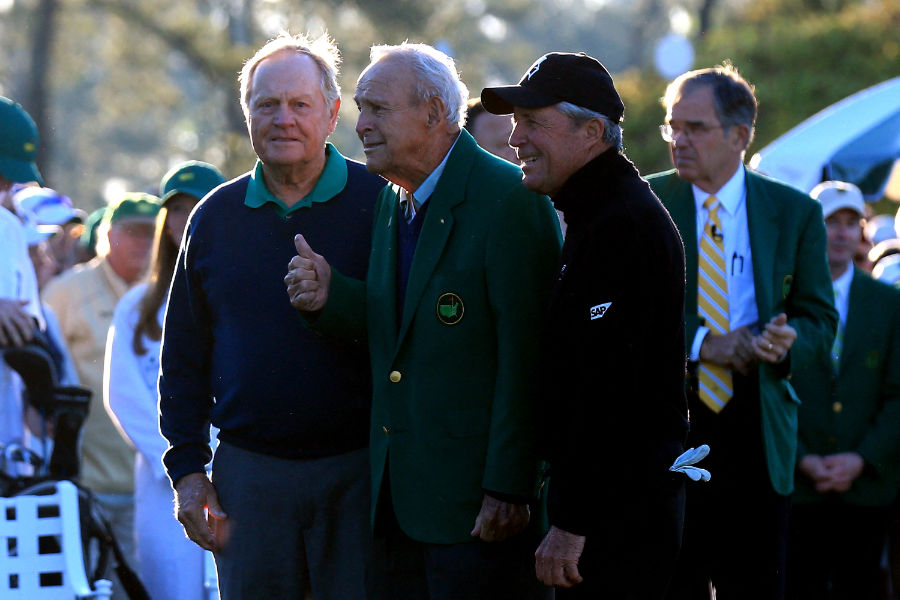 Drei gealterte Golfer nebeneinander