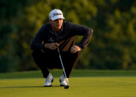 Golfer Jeremy Paul ist auf dem Green in die Hocke gegangen