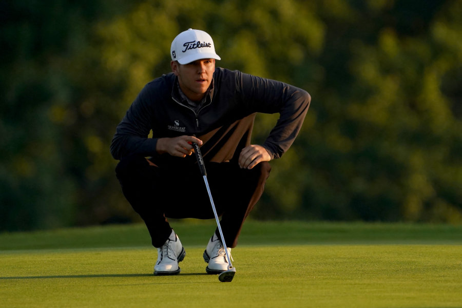 Golfer Jeremy Paul ist auf dem Green in die Hocke gegangen